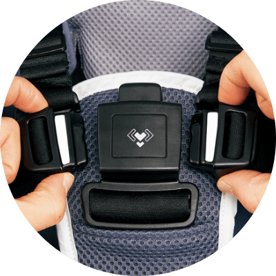 左右のベルトを中央のバックルにそえるだけ。